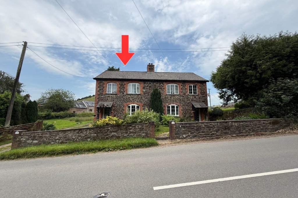 Lot: 147 - THREE-BEDROOM COTTAGE SITUATED WITHIN HIGHER GRANTS FARM - Front to the property